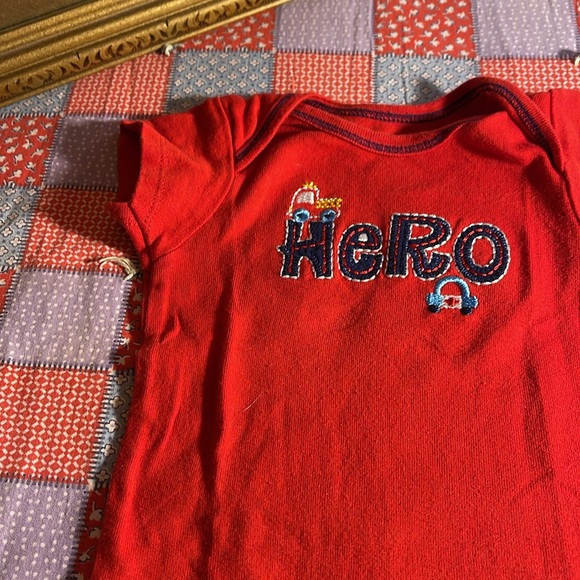 💰🚨CLEARANCE 🚨💰
Gerber. 12 month. Hero onesie. - Picture 3 of 7